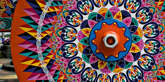 Um guarda-chuva colorido com um desenho decorativo.
