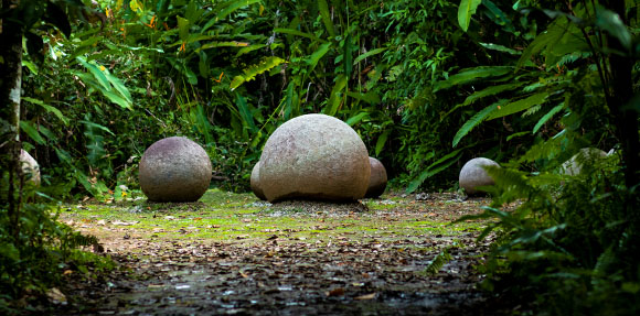 Um grupo de rochas no meio de uma floresta.