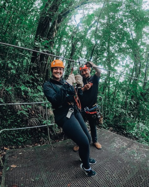 Mulher a fazer ziplining