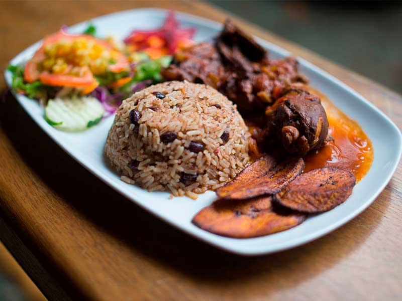 Arroz e feijão com frango e salada.