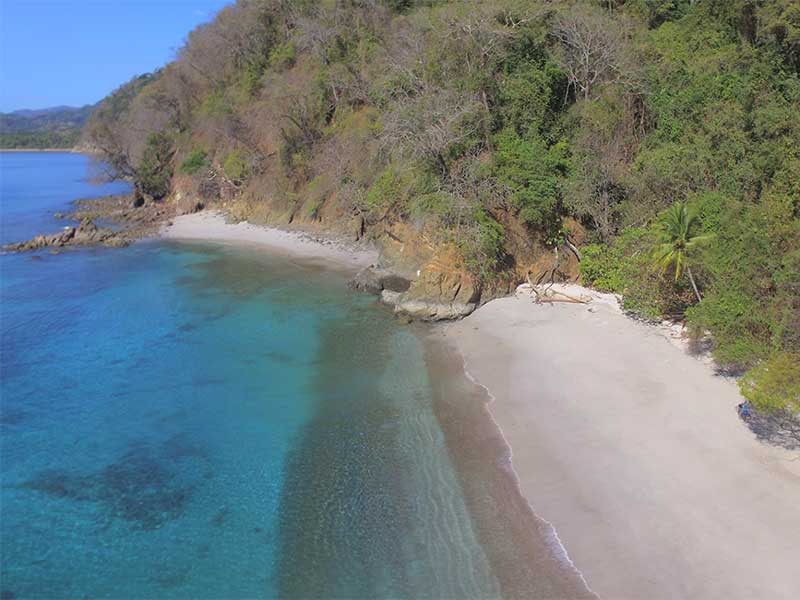 Uma fotografia de uma praia.