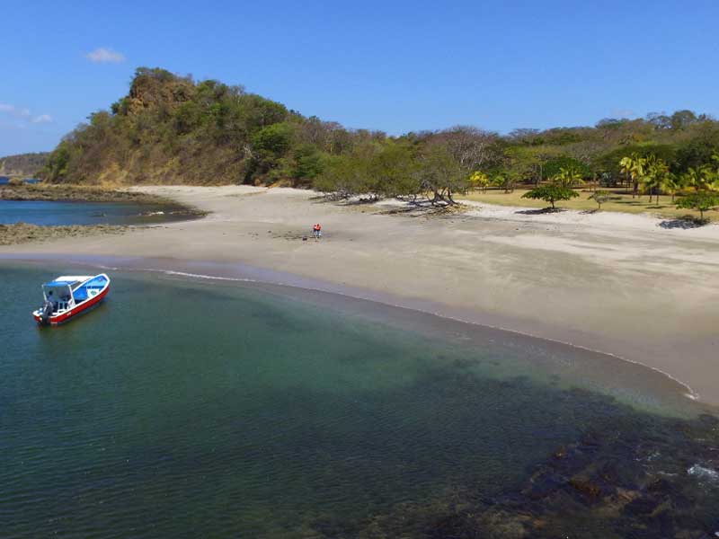Uma fotografia de uma praia.