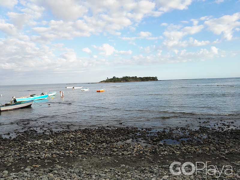 Um grupo de barcos a flutuar em cima de uma massa de água.
