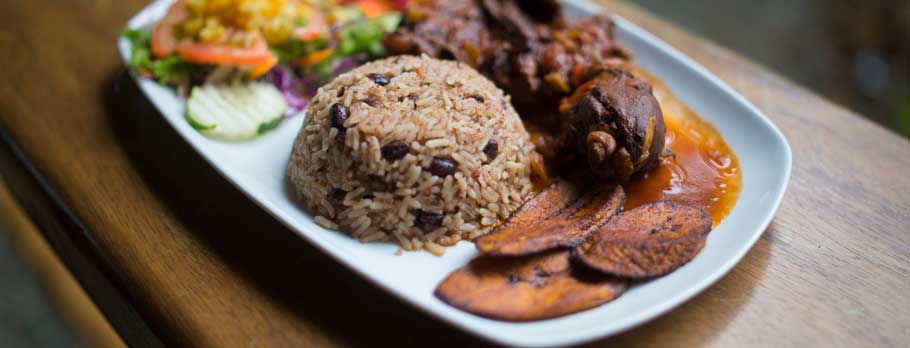 Um prato branco coberto com arroz e carne.