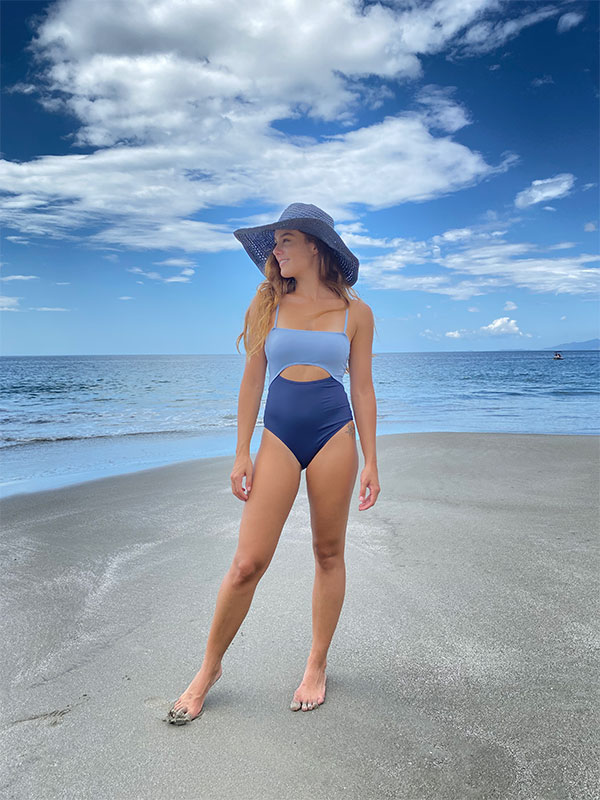 Uma mulher de biquíni numa praia.