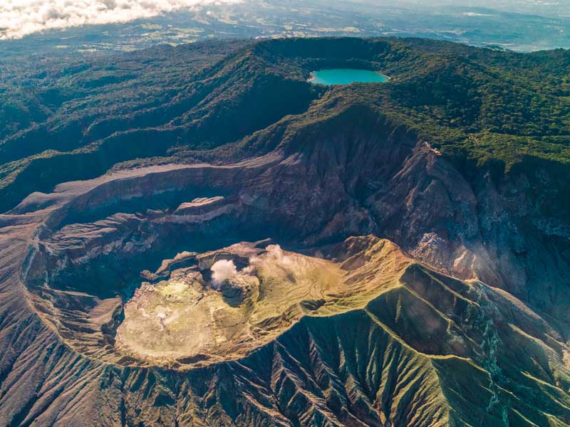 Uma vista aérea de uma cadeia de montanhas com um lago no meio.