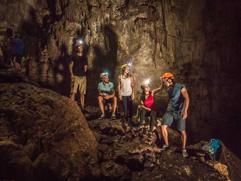 Um grupo de pessoas numa gruta.