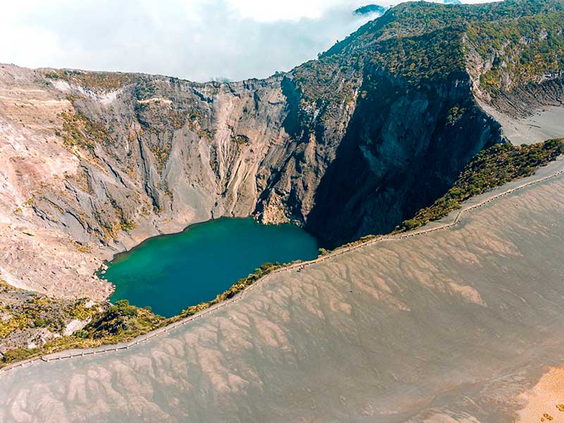 Vista aérea de uma montanha e de um lago.
