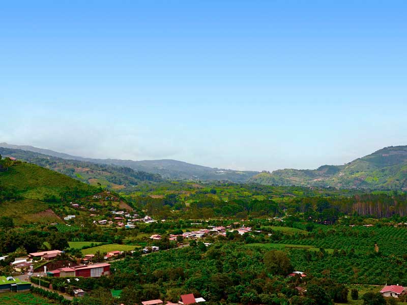 Uma vista panorâmica de uma pequena cidade nas montanhas.