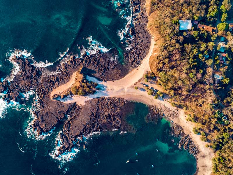 Uma vista aérea de uma praia e do oceano.