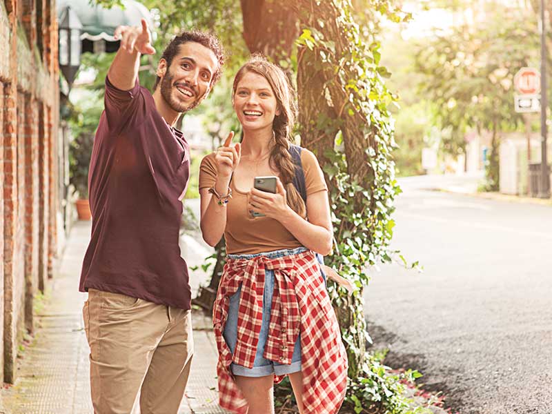 Um homem e uma mulher a tirarem uma fotografia juntos.
