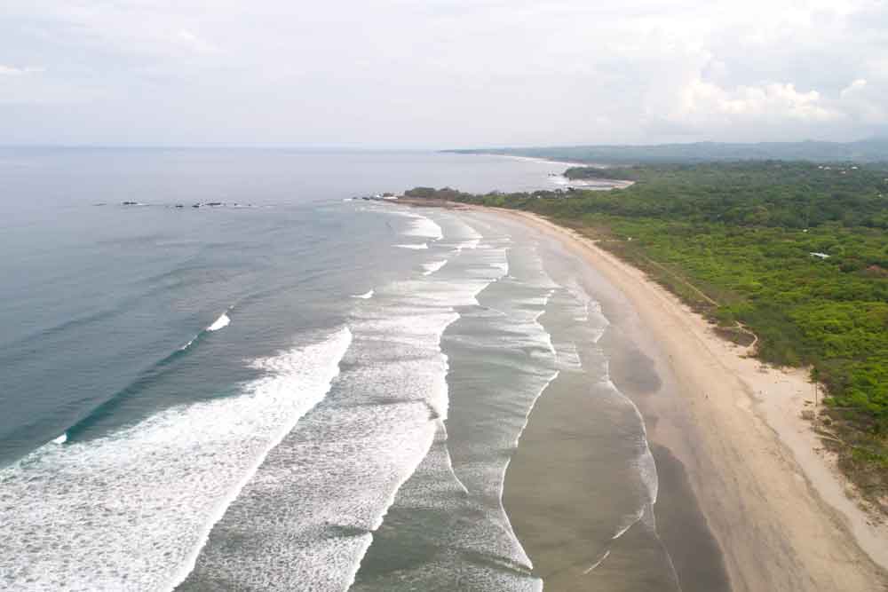 Uma vista aérea de uma praia e do oceano.