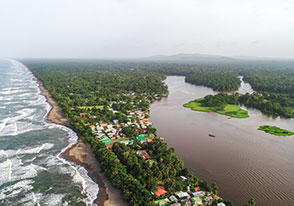 Uma vista aérea de uma ilha tropical com uma praia.