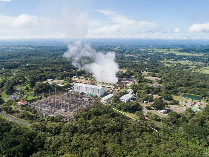 Vista aérea de uma fábrica com fumo a sair da mesma.