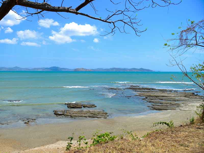 Uma vista do oceano a partir da costa de uma praia.