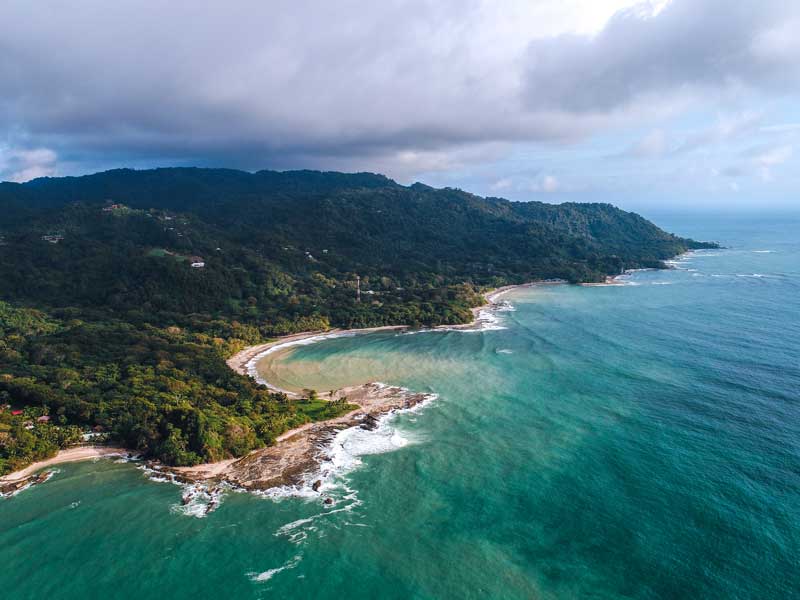 Vista aérea de uma praia e de uma zona florestal