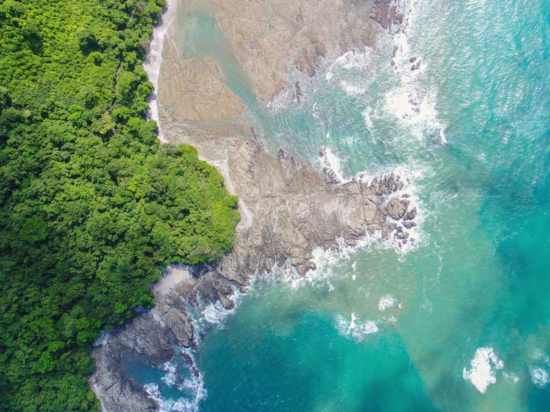 Uma vista aérea do oceano e da terra