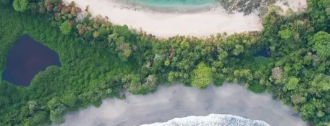 Uma vista aérea dos hotéis do Pacífico Central