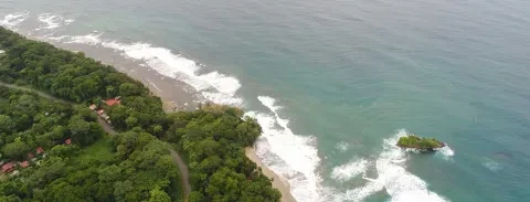 Uma vista do oceano do topo da falésia