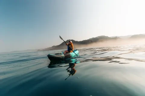 mulher a andar de caiaque