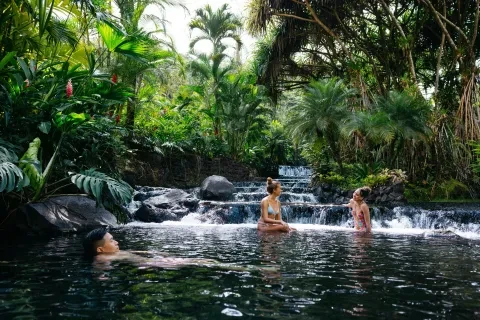 Amigos relaxando nas fontes termais de Tabacon, em La Fortuna