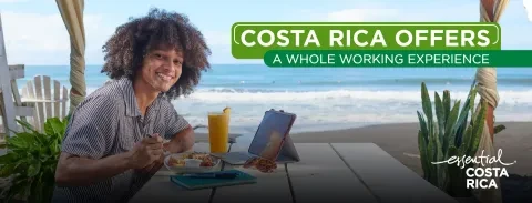Pessoa a trabalhar junto à praia com comida e bebida