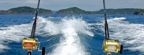 cana de pesca na popa do barco