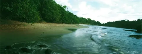 praia de contacto com o oceano