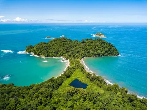 Vista aérea do Parque Nacional Manuel Antonio, na Costa Rica, capturada por um drone