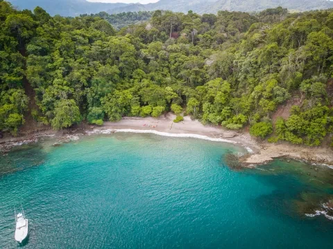 Praia de Agujas, em Puntarenas, Costa Rica. Intocada pelo homem