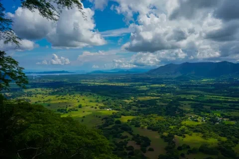Bela vista aérea da paisagem montanhosa da Costa Rica no Parque Nacional de Barra Honda