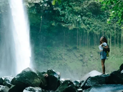 mulher junto à cascata