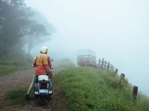 mulher numa scooter de ciclomotor
