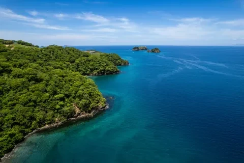 Playas del Coco, Hermosa Beach e as suas montanhas verdejantes, a baía e os iates na Costa Rica