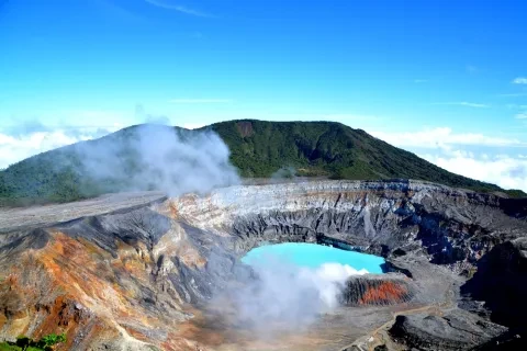 A cratera e o lago do vulcão Poás, na Costa Rica