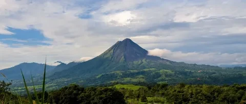 Fotografia da paisagem da Volcan Arena, com o vulcão