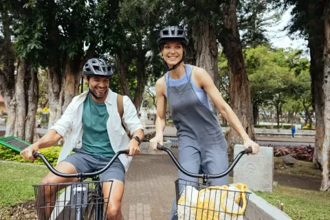 casal-a-andar-de-bicicleta-em-grande-plano-escuela-metalica-san-jose.jpg