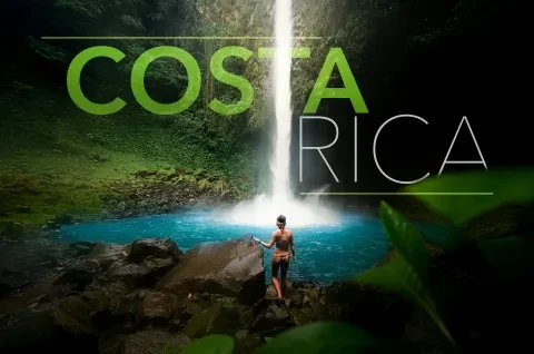 Mulher em frente a uma cascata na selva da Costa Rica