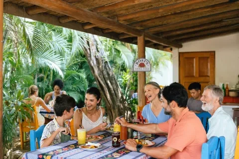 uma família a jantar em conjunto num restaurante