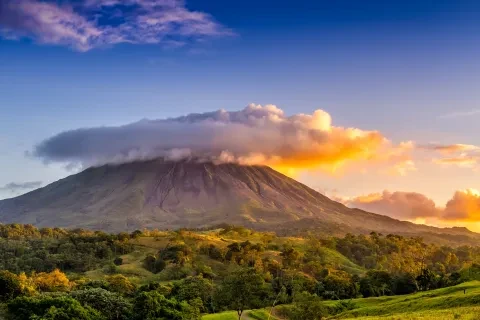 O vulcão Arenal sob as nuvens