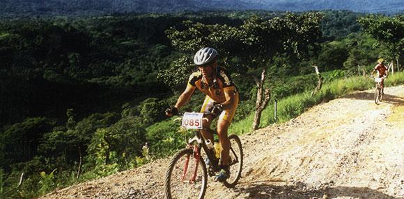 Corrida de ciclistas numa subida