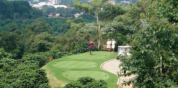 buraco de golfe em mountain cliff