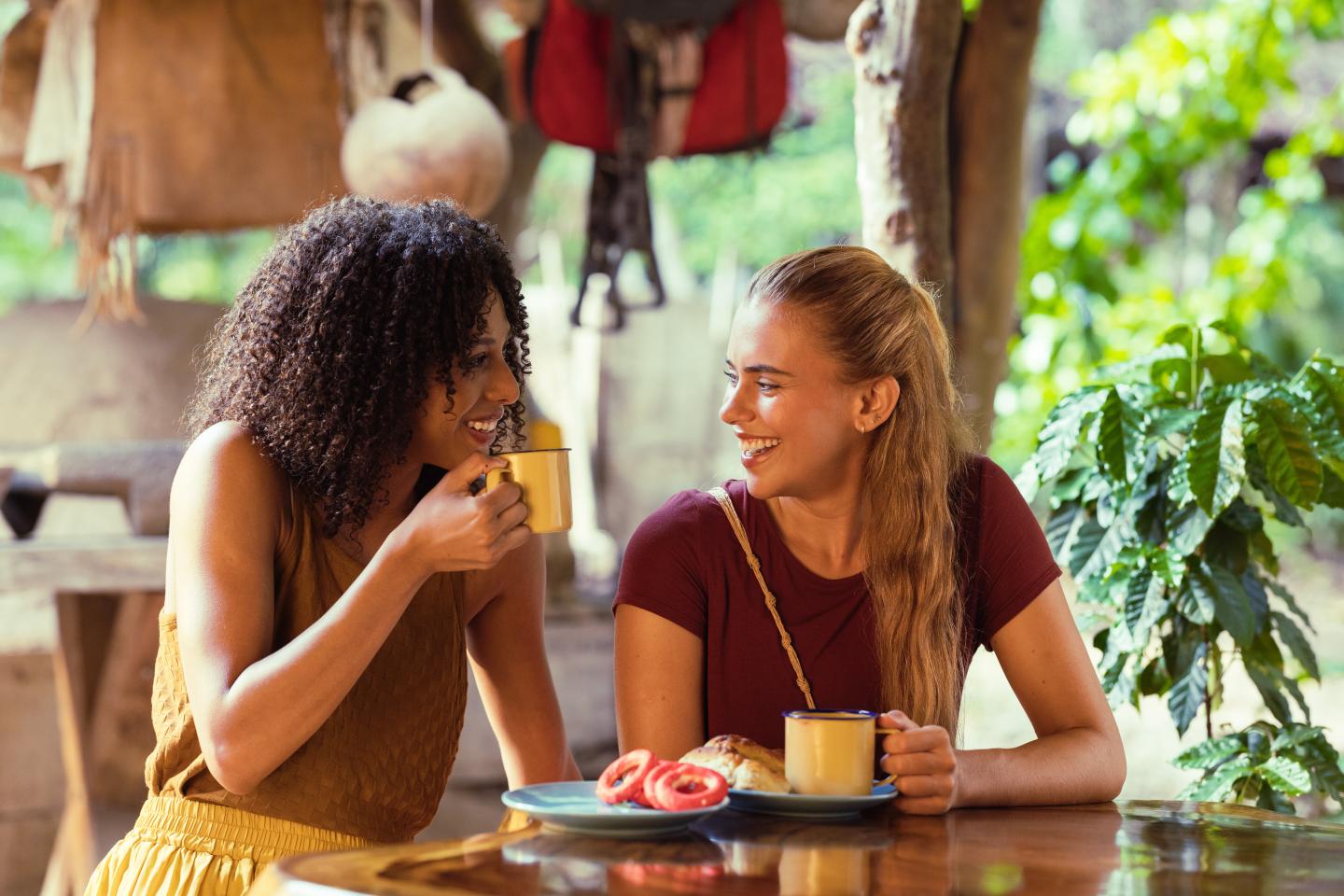 mulheres-bebendo-café-el-sitio-don-pedro-nicoya