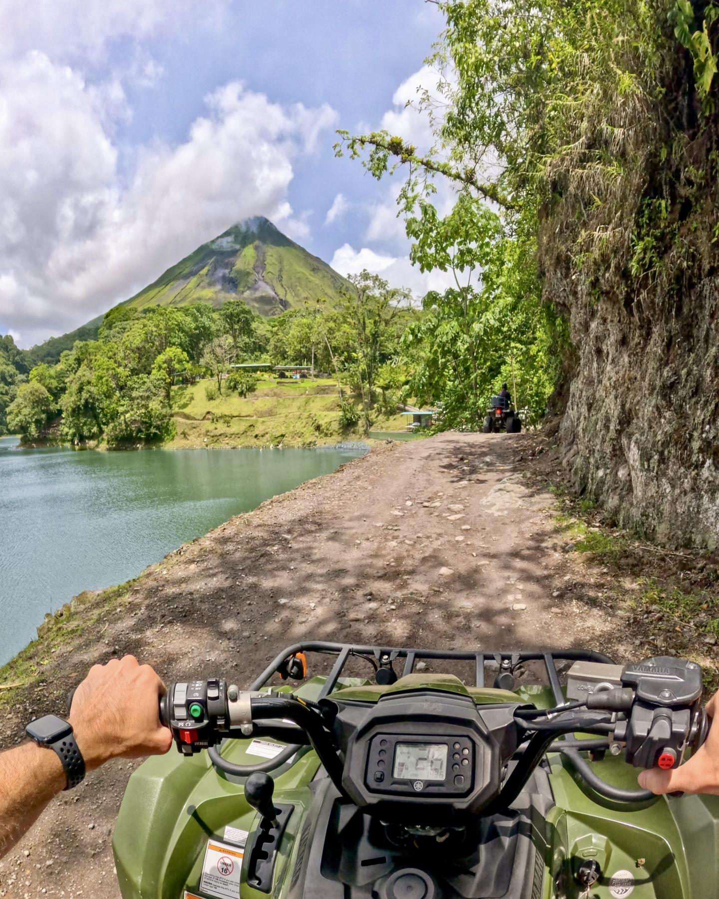 veículo de quatro rodas ATV