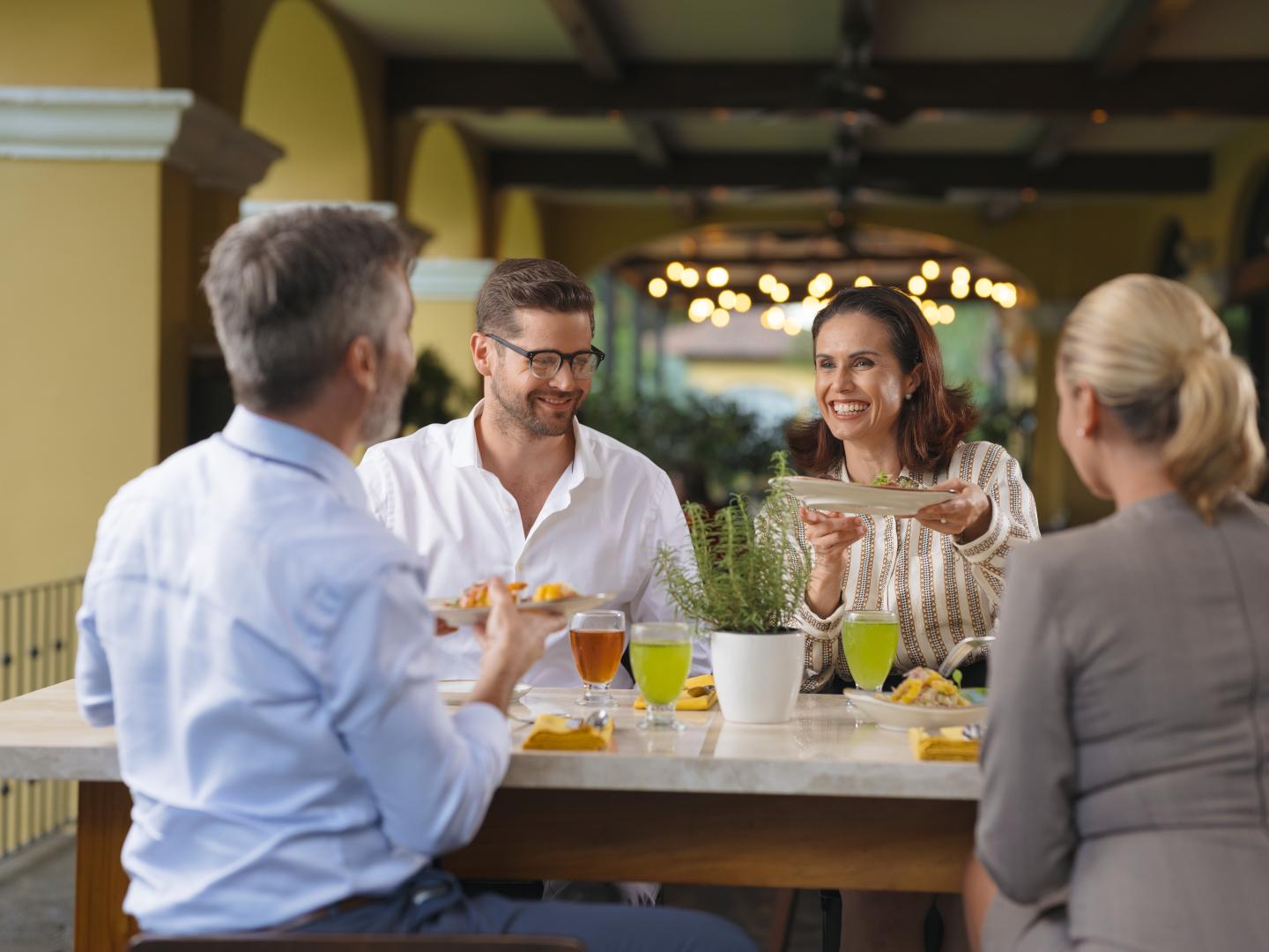 Grupo de pessoas a tomar um brunch