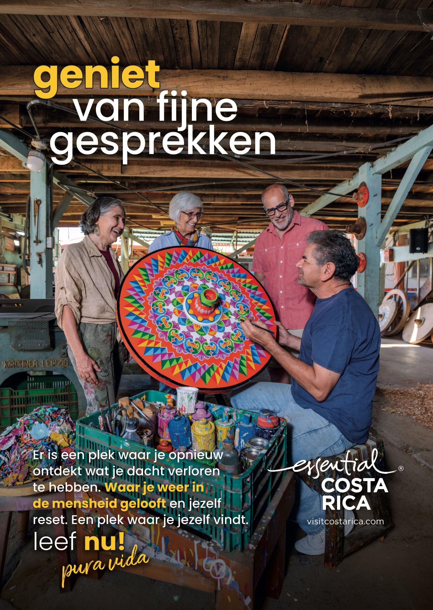Anúncio com uma fotografia de quatro pessoas numa oficina a conversar com um artesão, enquanto este segura uma obra de arte redonda pintada com cores vivas. Título: «Desfrute de conversas agradáveis». Logótipo: «esencial Costa Rica, visitcostarica.com.