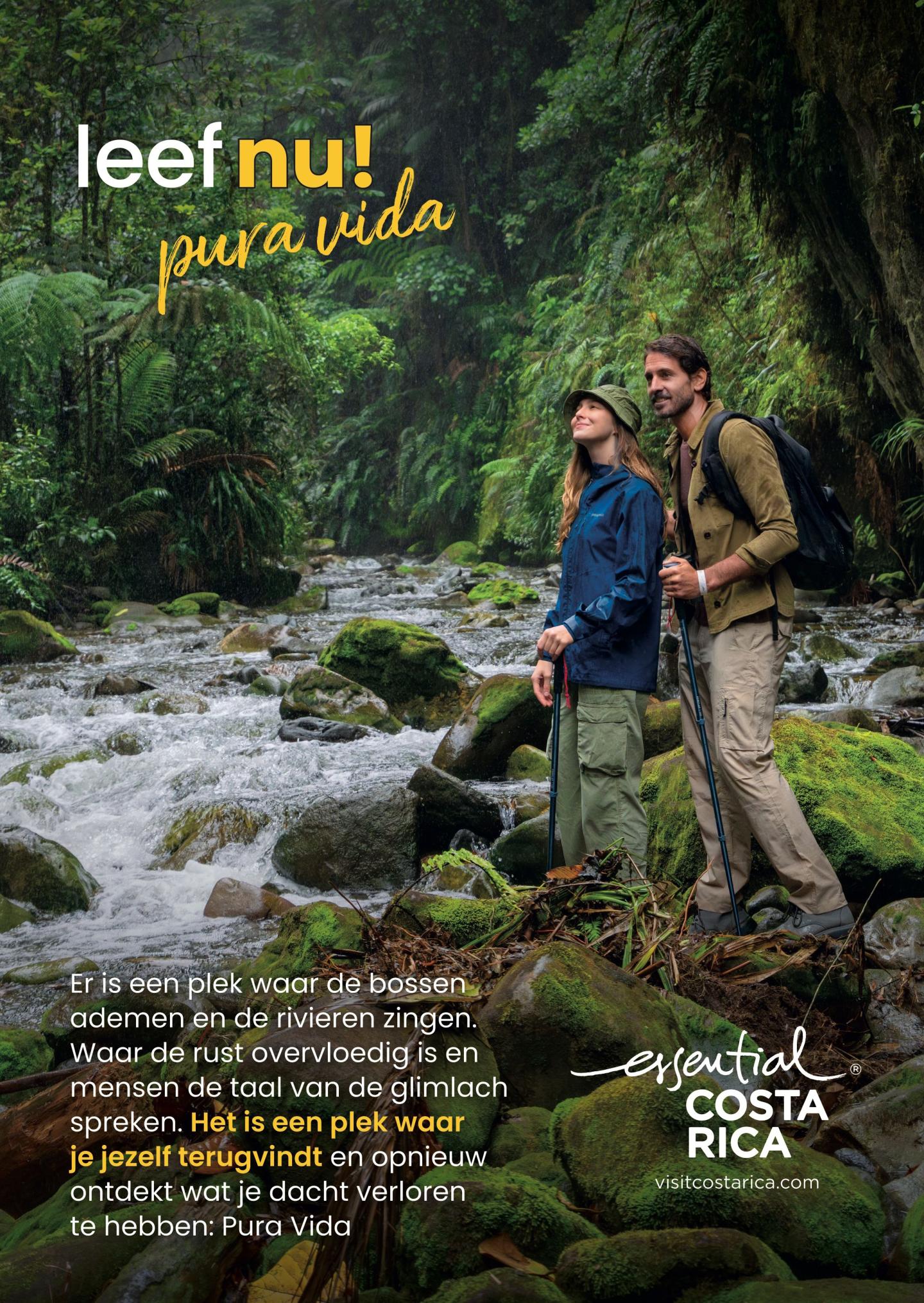 Anúncio com foto de dois caminhantes numa exuberante floresta tropical junto a um rio caudaloso, em pé sobre rochas cobertas de musgo. Título: «Vive o momento!» epura vida». O texto descreve florestas que respiram, rios que cantam e o reencontro consigo mesmo. Logótipo: «esencial Costa Rica, visitcostarica.com.