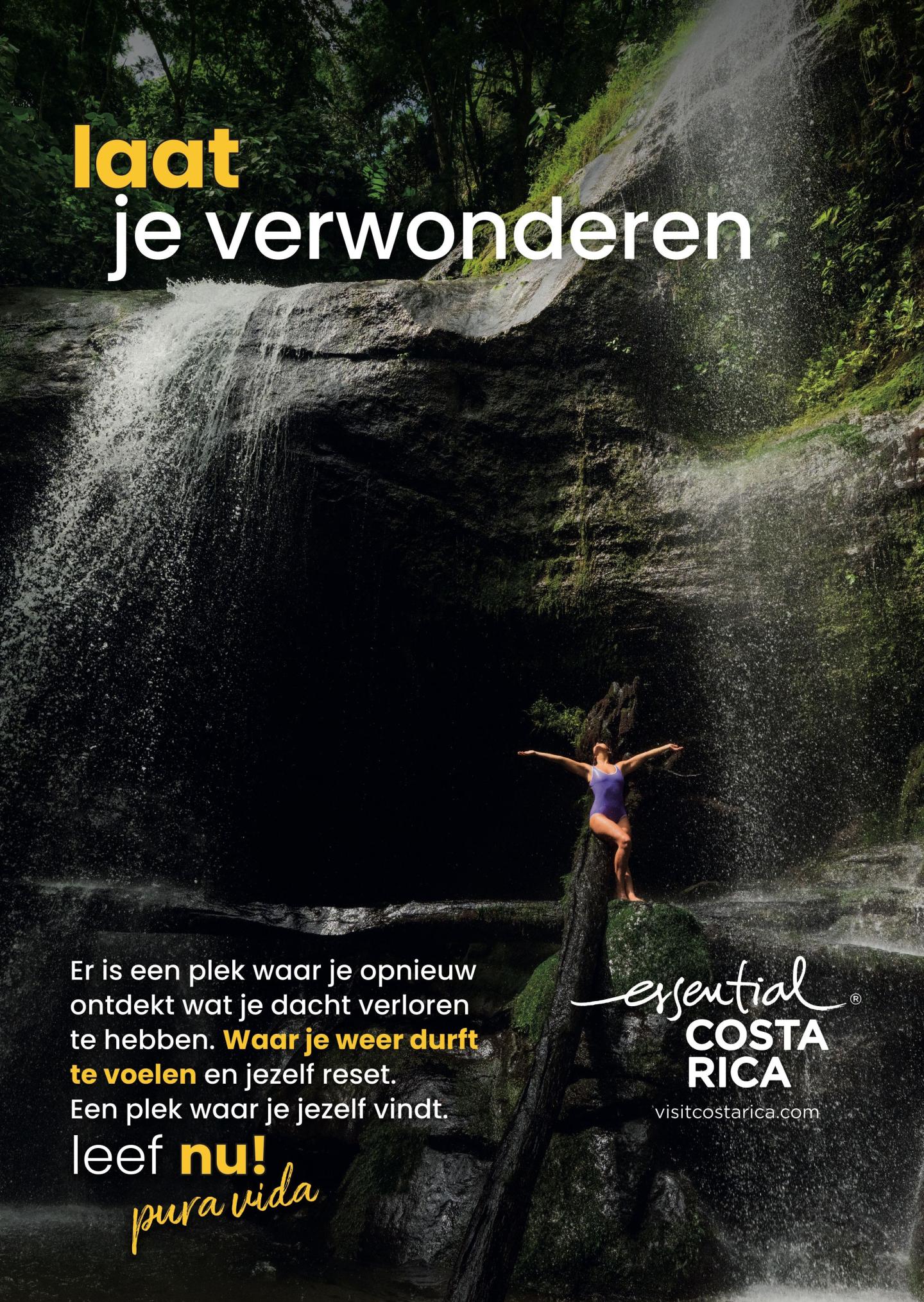 Anúncio com foto de uma cascata numa exuberante floresta tropical; uma pessoa está em cima de um tronco de árvore em frente à cascata, com os braços abertos. Título: «Deixe-se maravilhar». Logótipo: «esencial Costa Rica, visitcostarica.com.